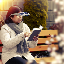 Lunettes loupe solaire en extérieur, permettant de lire confortablement grâce à une conception réaliste et adaptées aux conditions lumineuses.