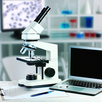 Image d'un microscope optique utilisé dans des applications professionnelles et personnelles, mettant en valeur sa précision et son utilisation dans divers contextes.