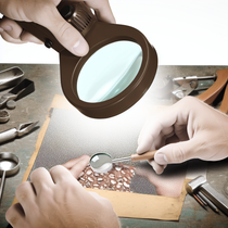 Photo réaliste illustrant l'utilisation d'une lampe loupe, mettant en avant son éclairage doux et des textures naturelles pour un usage professionnel.