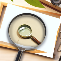 Image représentant une loupe pleine page sur un bureau, illustrant les erreurs à éviter lors de son achat pour un usage optimal.