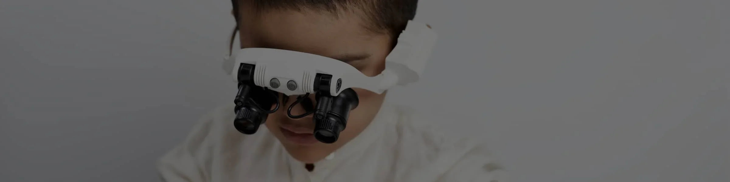 Enfant portant une loupe frontale