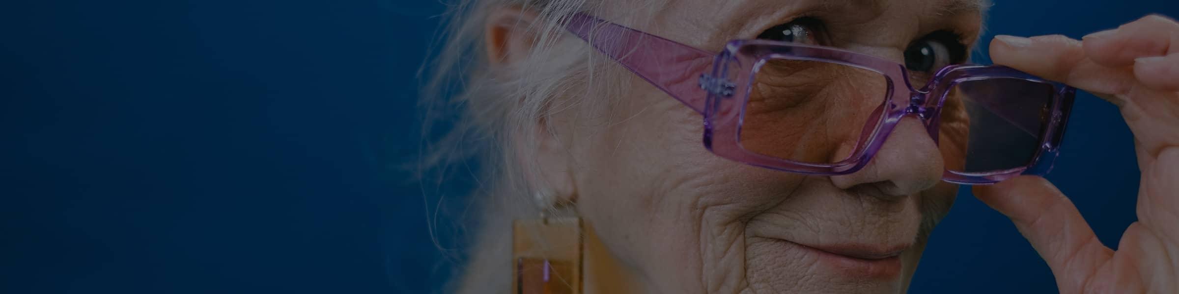 Personne agée avec des lunettes loupe de lecture