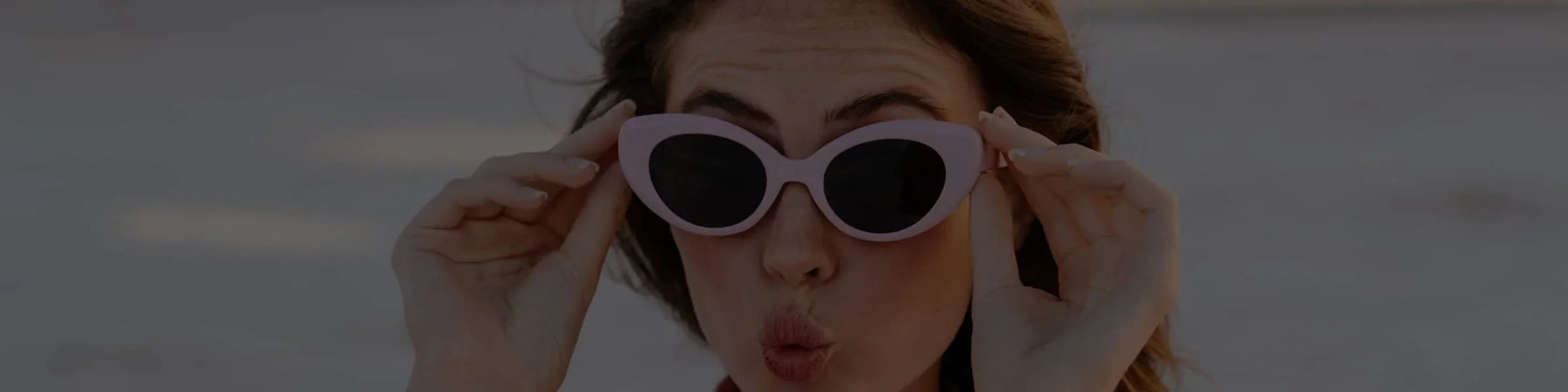 Femme montrant ses lunettes loupe de lecture