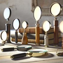 Image réaliste d'une loupe éclairante posée sur un bureau, mettant en avant ses détails et fonctionnalités pour guider le choix des utilisateurs.