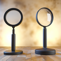 Image montrant des loupes à main et sur pied, illustrant les choix d'outils d'optique selon l'usage. Idéal pour un blog sur la loupe à main.