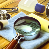 Image réaliste d'une loupe sur un fond naturel, illustrant des conseils pratiques pour l'entretien loupe et le nettoyage afin de préserver sa qualité optique.