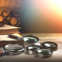 Image réaliste de l'année présentant des loupes pleine page recommandées, mettant en avant textures et éclairages naturels pour un blog professionnel.