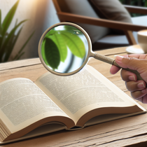 Image réaliste d'une loupe pleine page sur un livre, illustrant son utilité pour la lecture prolongée et le confort visuel.