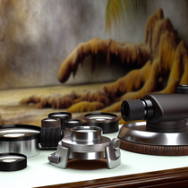 Photo réaliste d'une loupe de bijoutier sur un écrin, illustrant les détails du grossissement pour un choix précis et professionnel.