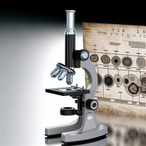 Image réaliste illustrant l'histoire et l'évolution des microscopes optiques, mettant en avant des textures et objets authentiques.