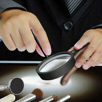 Image réaliste montrant comment utiliser une loupe pour une précision optimale, avec des détails sur les objets amplifiés et un éclairage naturel.