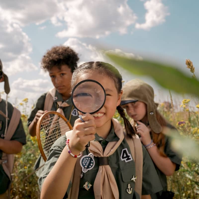 Enfants avec une loupe