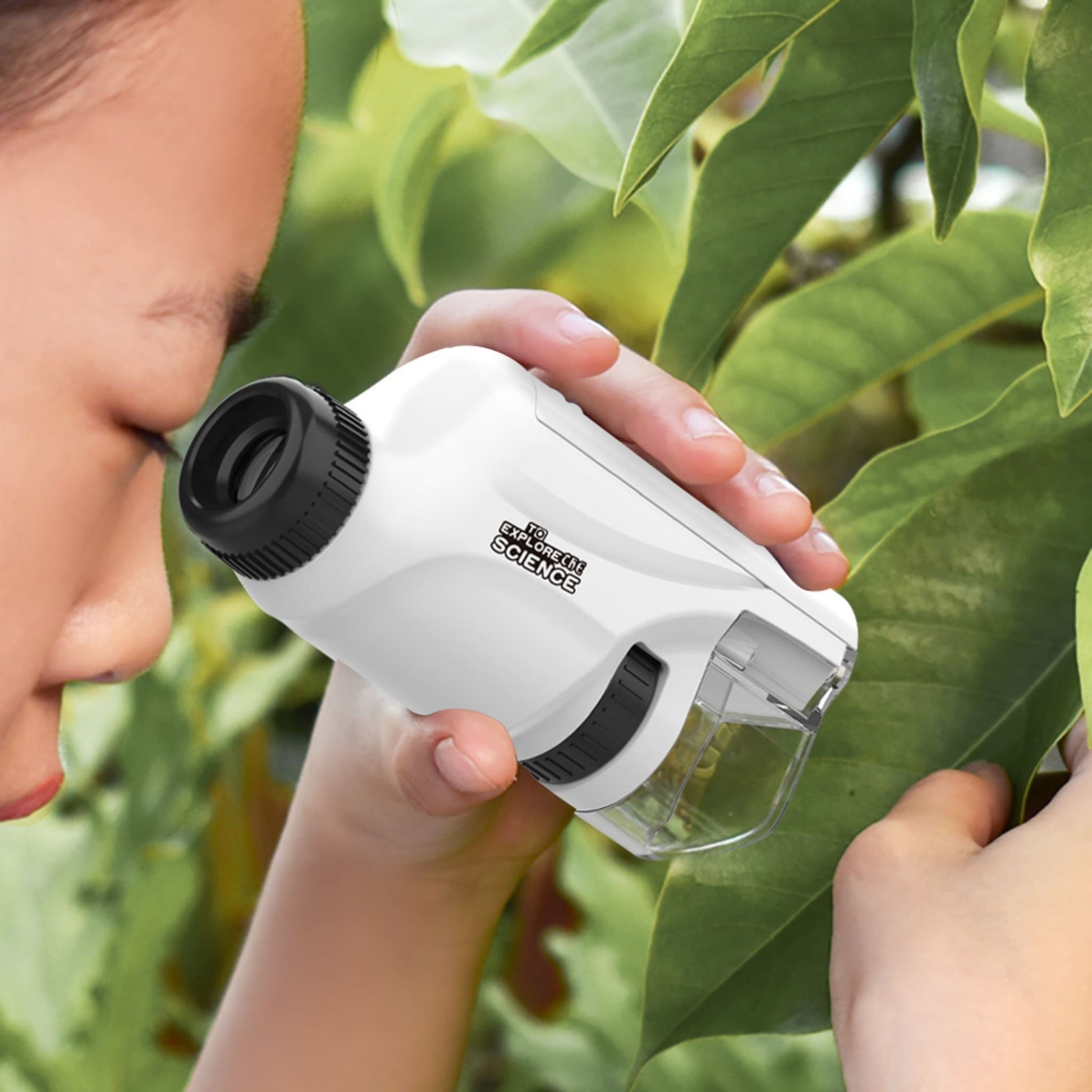 Utilisation facile du microscope portable pour les enfants.